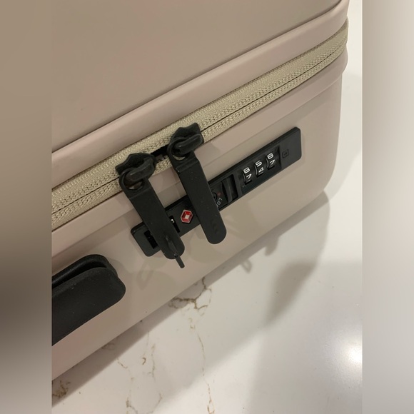 Monos 23 inch carry on plus luggage - Picture 9 of 15